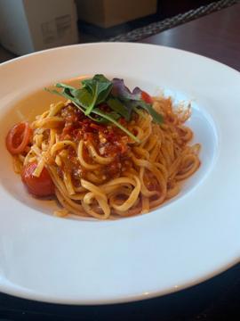 3種のトマトタップリのピリ辛パスタ