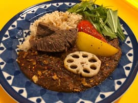 ビーフカレーに野菜トッピング やみつきスパイス掛け