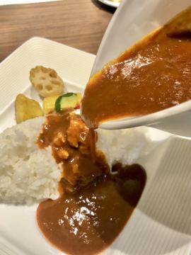 スパイシーカレー　旬のロースト野菜添え