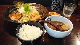 麺やすする