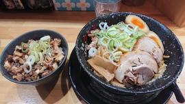 背脂の魔術師ツボミ
