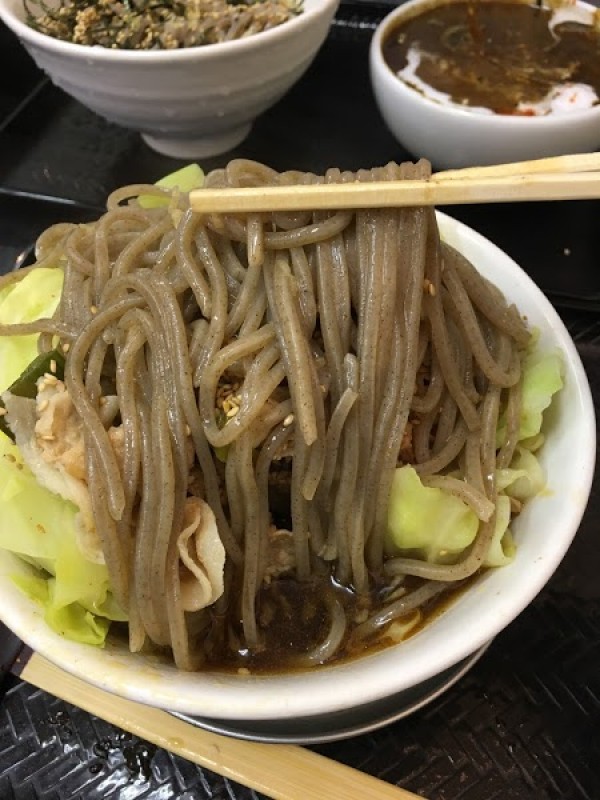 なぜ蕎麦にラー油を入れるのか。 新橋店