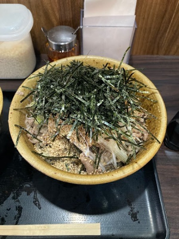 なぜ蕎麦にラー油を入れるのか。池袋南口店