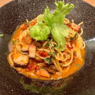 北海道産タコと「農家ベーコン」のピリ辛トマトソース