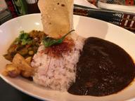 ダブルカレー（激辛黒カレーラム×レンズ豆と野菜）