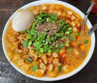 勝浦式坦々麺、味玉、サービスライス