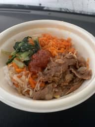 1/2日分の野菜! 旨辛牛焼肉の温玉ビビンバ もち麦入り