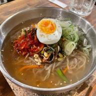  〆にピッタリ韓国冷麺