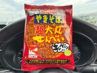 ペヤング 激辛やきそば味 超大丸せんべい 辛さレベルMAX
