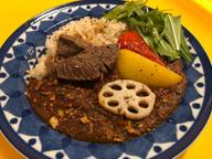 ビーフカレーに野菜トッピング やみつきスパイス掛け