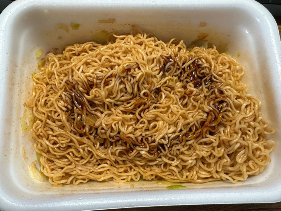 やきそば　激辛 辛さ増幅！！追いがけソース付き 麺重量50%以上増量 辛さレベルMAX