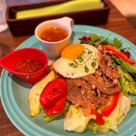 グリルビーフのサラダジャンバラヤwithサルサソース