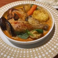 骨付き鶏のほろほろ煮込みレッドカレーソース