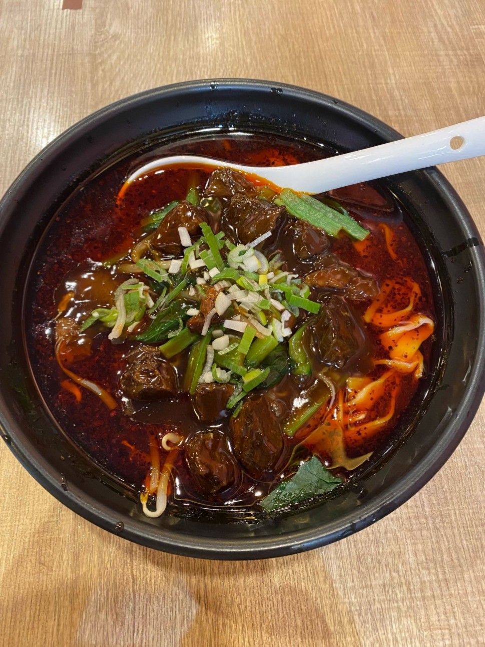 牛バラ入りマーラー刀削麺 激辛