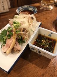 大山地鶏のたたき　火吹きだれ添え