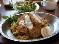 とんかつ乗せたキーマカレーでドライカレー　チーズソース