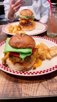 ブッドジョロキアチーズバーガー 1辛