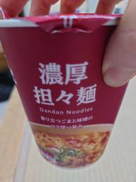 濃厚担々麺〈ローソンセレクト〉