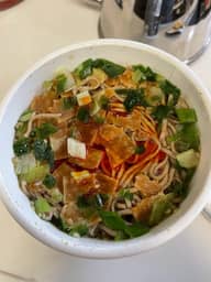 著名人も愛した伝説のラー油蕎麦 虎ノ門港屋 辛さレベル3