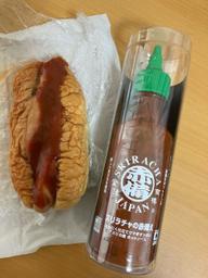 スリラチャの赤備え「にんにく仕立てウマ辛すっぱいアメリカ産ホットソース」 確かに旨辛、KMは1.5くらいです