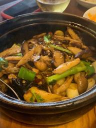 四種キノコとニンニクの特製スパイシー 干鍋醤香り炒め 🌶️🌶️