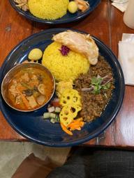 2種盛りプレート  ゲーン・パー、ラムキーマカレー +揚げ目玉焼き 大辛（ゲーン・パー）