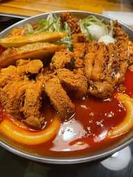 丸ごと一匹イカ君トッポキ 2.5 ゲキカラドウ放映のお店。大人味でリクエスト。思ったより甘さのほうが強く甘辛い感じ。料理はとても美味しくイカ好きには絶品の一品です！