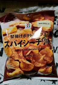 堅揚げポテトチップス スパイシーチリ味