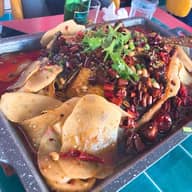 自家製黒豆豆腐のスパイシー風ナマズ焼き