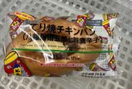 てり焼チキンパン（八幡屋礒五郎七味唐辛子）