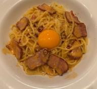 ヨード卵・光と吊るしベーコンのレッドカルボナーラ