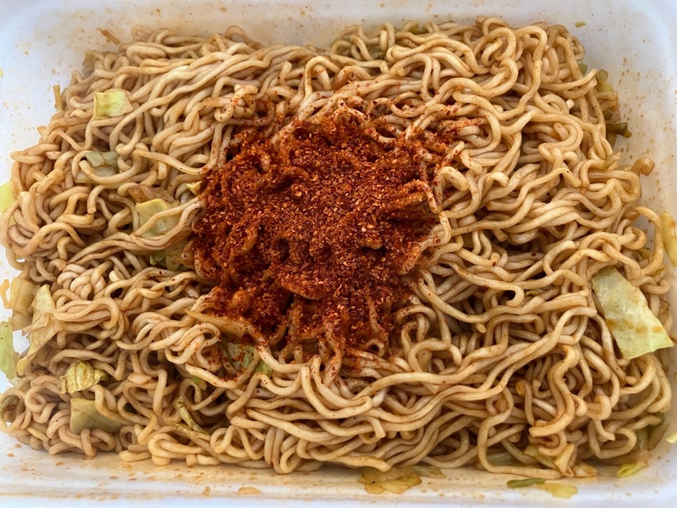 やきそば　激辛 辛さ増幅！！追いがけソース付き 麺重量50%以上増量 辛さレベルMAX