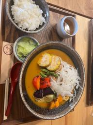 夏野菜と揚げ鶏の冷製カレーうどん