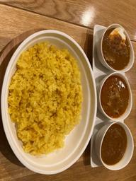 3種のカレー（チキン、ごぼう、ブロッコリーと卵とチキン）