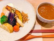 ８種の野菜カレー ＋ フライドエッグ 32ホット