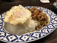 バイカパオ（鶏肉のバジル炒め）