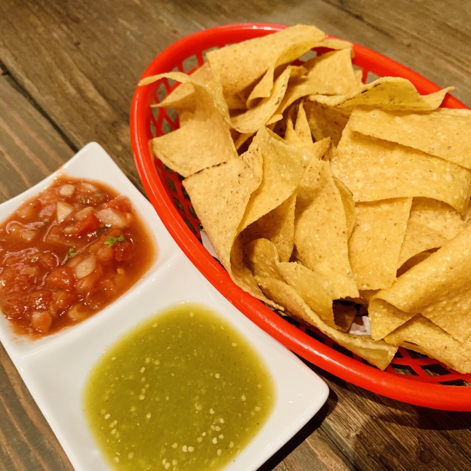 チップスとサルサ