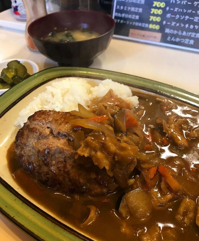 ハンバーグのせカレー