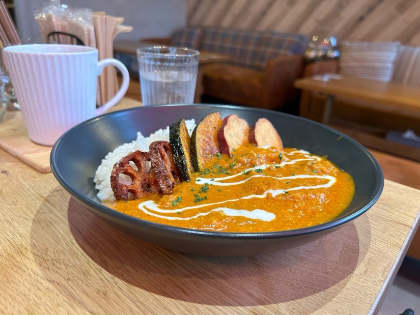 季節の揚げ野菜とバターチキンカレー