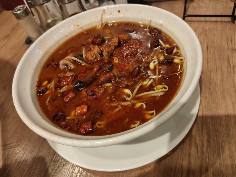 牛肉野菜たっぷり激辛スープかけ