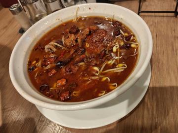 牛肉野菜たっぷり激辛スープかけ