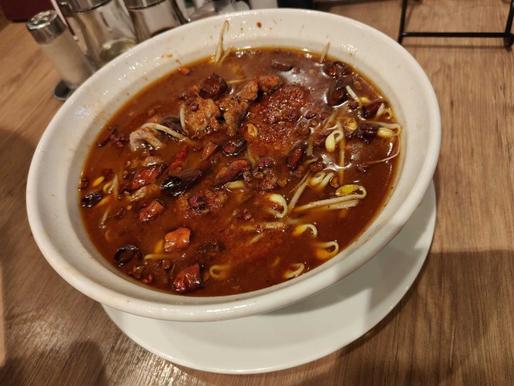 牛肉野菜たっぷり激辛スープかけ