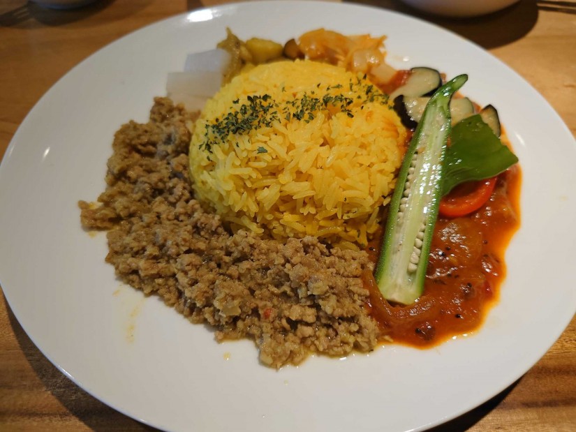 野菜のトマトカレーとポークキーマカレーのあいがけ