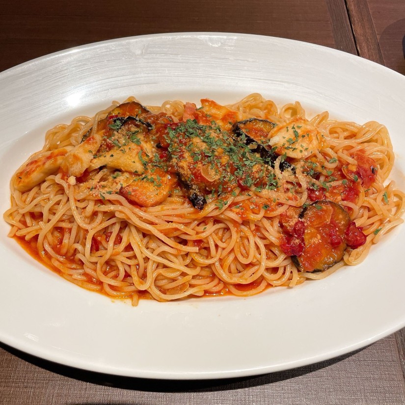 蒸し鶏とトロトロナスのアラビアータ