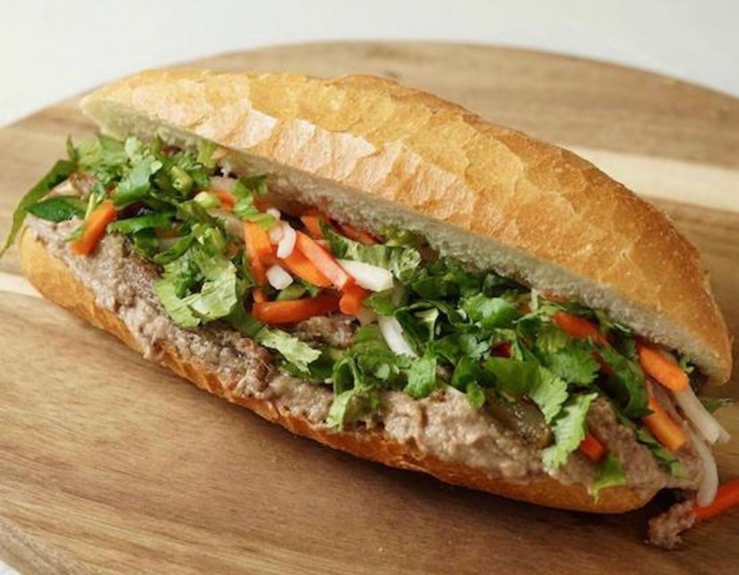 レバーパテと焼き豚のバインミー 生唐辛子トッピング