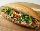 レバーパテと焼き豚のバインミー 生唐辛子トッピング