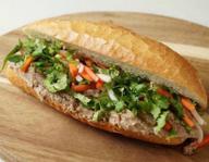 レバーパテと焼き豚のバインミー 生唐辛子トッピング