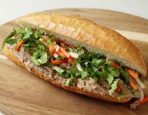 レバーパテと焼き豚のバインミー 生唐辛子トッピング