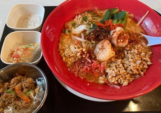 トムヤムフォーランチセット テーブルの備え付けの辛味追加