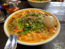 勝浦式坦々麺、味玉、サービスライス